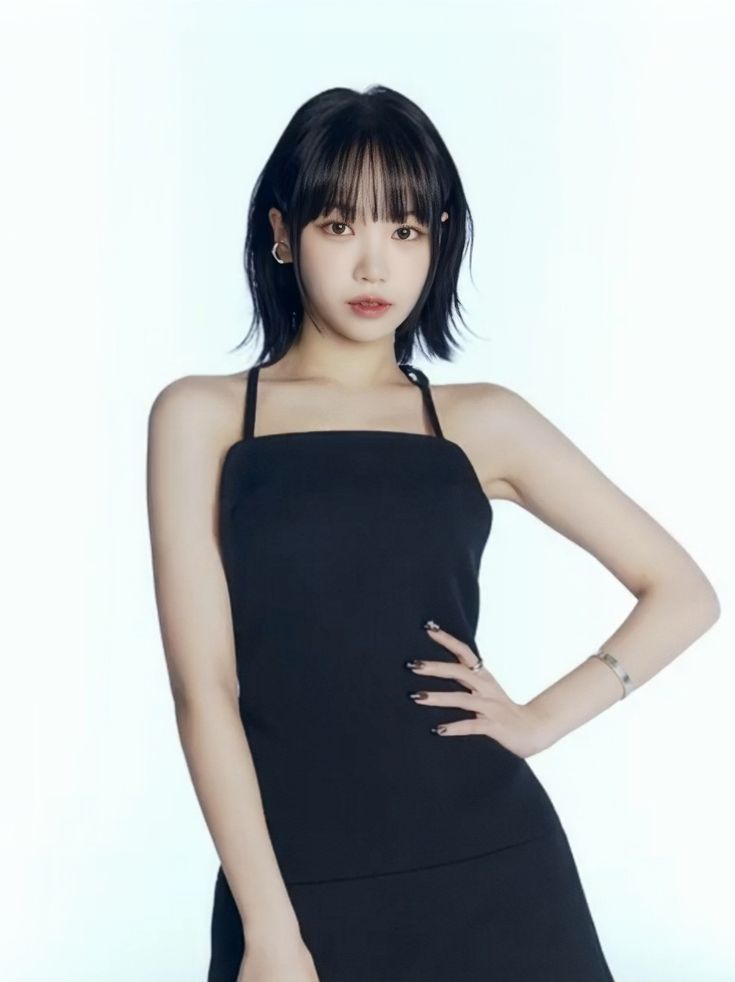 Chaewon Lesserafim Haircut, Chaewon Lesserafim Short Hair, Chaewon Black Hair, Chaewon Haircut, Chaewon Short Hair, Toned Aesthetic, Chaewon Lesserafim, Model Runway, Runway Model