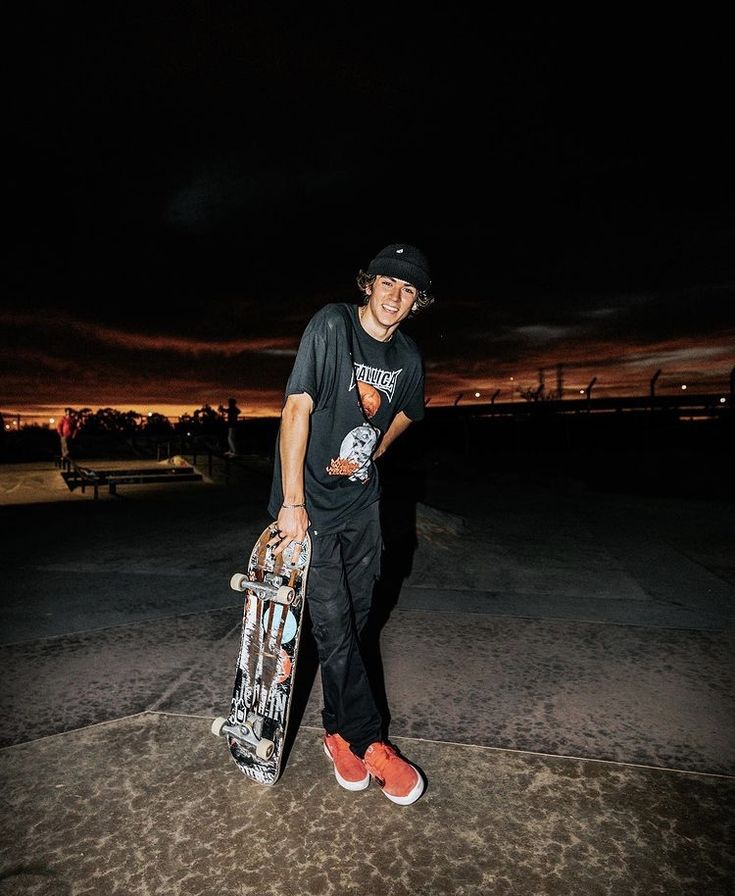 Skater Boy Style, Skate Photography, Grunge Boys, Skateboard Outfits, Skateboard Boy, Skate Aesthetic, Skateboard Aesthetic, Skater Outfits, Skateboard Photography