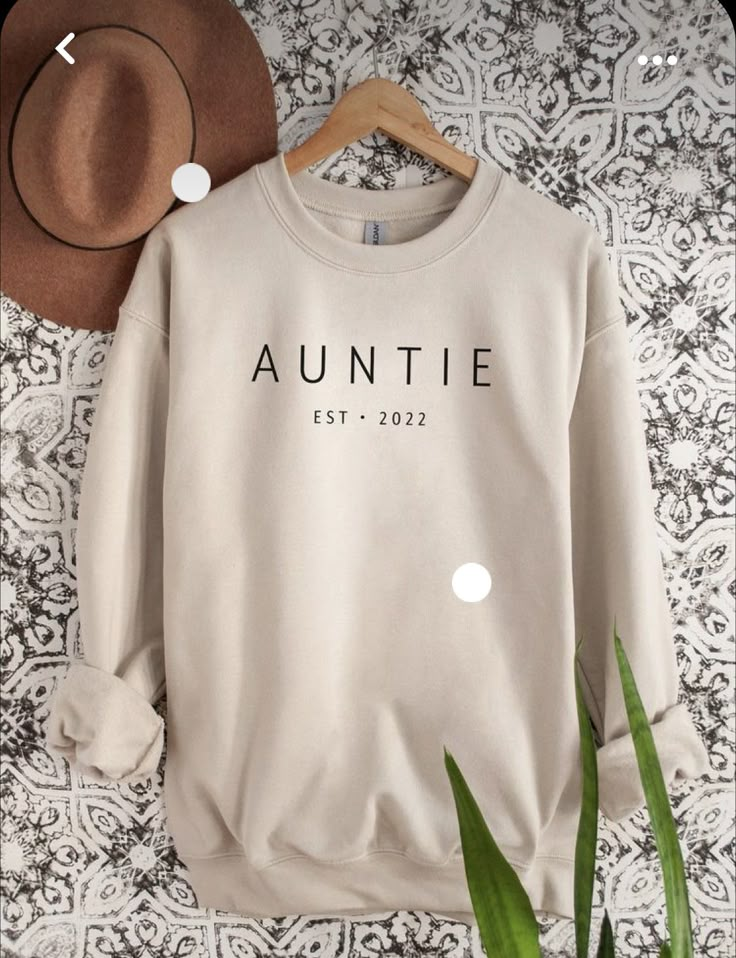 Aunt Outfits, Auntie Sweatshirt, Good Moms Say Bad Words, Auntie Life, New Aunt, Aunt Life, Bad Words, Shower Bebe, Cute Shirt Designs