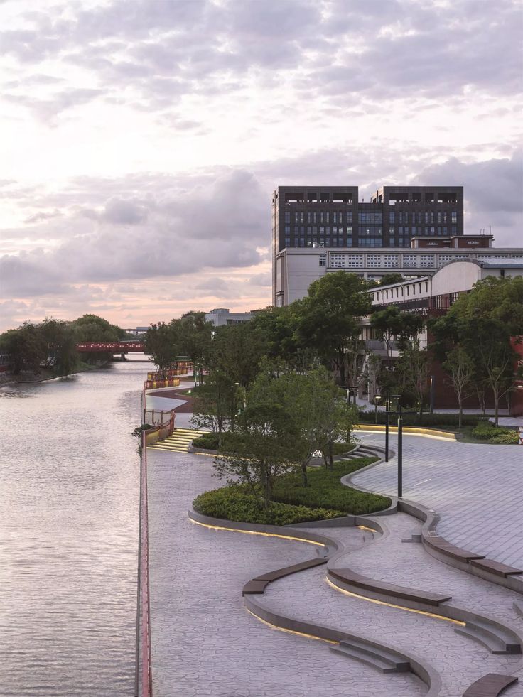 the walkways are lined up along the water's edge