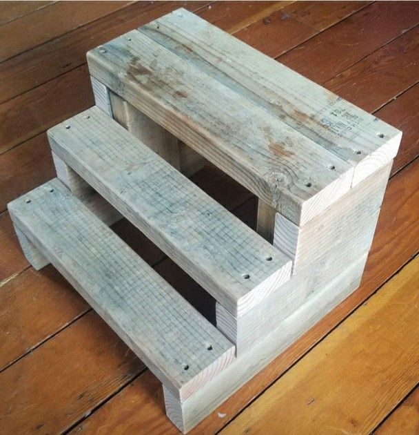 two wooden pallets stacked on top of each other with the words diy step stool