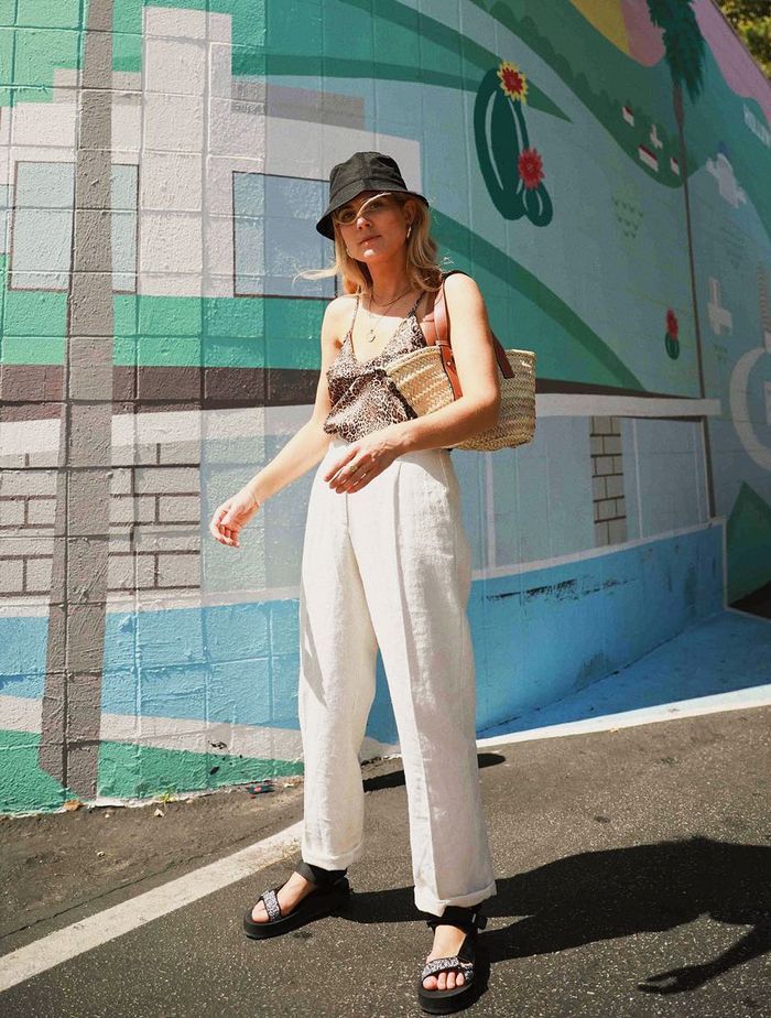 Teva Flatform Outfit, Tevas Outfit, Maximal Fashion, Beige Midi Skirt, Hip Hop Sunglasses, Teva Midform, Ecru Jeans, Teva Flatform, Holiday Capsule Wardrobe