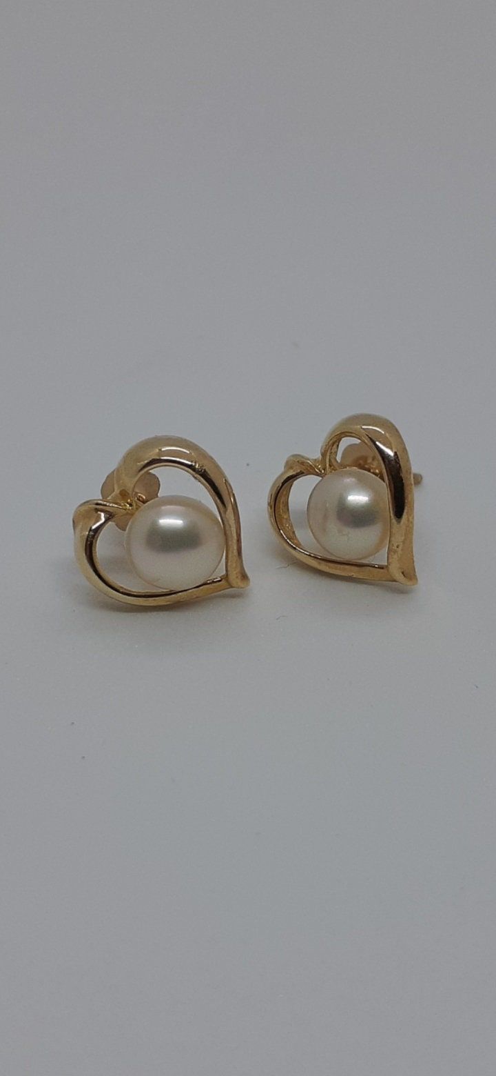 White Freshwater Heart stud Earrings / Heart shape 14k Solid Yellow Gold / Gorgeous wedding Earrings and any Occasion. Product Earring Info: -Dimensions: 10mm x 10mm. -Metal: 14k -Finish: yellow Gold. -Stones : Freshwater Pearls. -Pearl Size :4mm -Stone Numbers: 2 -Closure: Push back -Made in USA. -Nice Gift box is include. White Pierced Earrings For Valentine's Day, White Valentine's Day Earrings, Pear-shaped Yellow Gold Bridal Earrings For Anniversary, Elegant White Pearl Earrings For Valentine's Day, Yellow Gold Pear-shaped Bridal Earrings For Anniversary, Pear-shaped White Gold Bridal Earrings For Anniversary, White Gold Pear-shaped Bridal Earrings For Anniversary, Formal Yellow Gold Heart Earrings, White 14k Gold Earrings For Valentine's Day