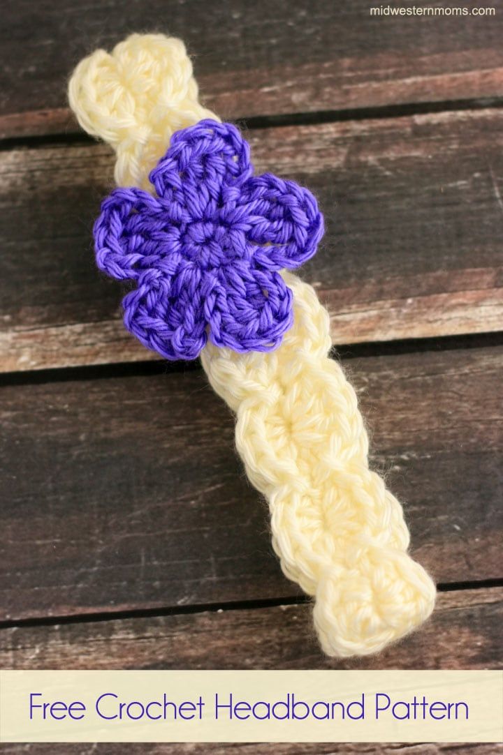 the crochet headband pattern is made with two different colors and has a flower on it