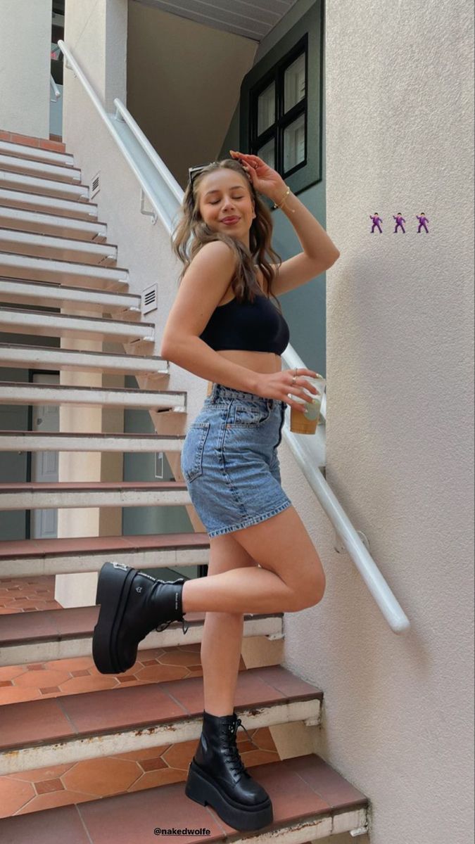 Denim Skirt Poses Photo Ideas, Poses In Denim Skirt, Poses In Skirts For Instagram, Denim Skirt Poses, Short Skirt Poses, Skirt Poses Photo Ideas, Backgrounds For Macbook, Healthy Eating Lifestyle, Fernanda Ramirez