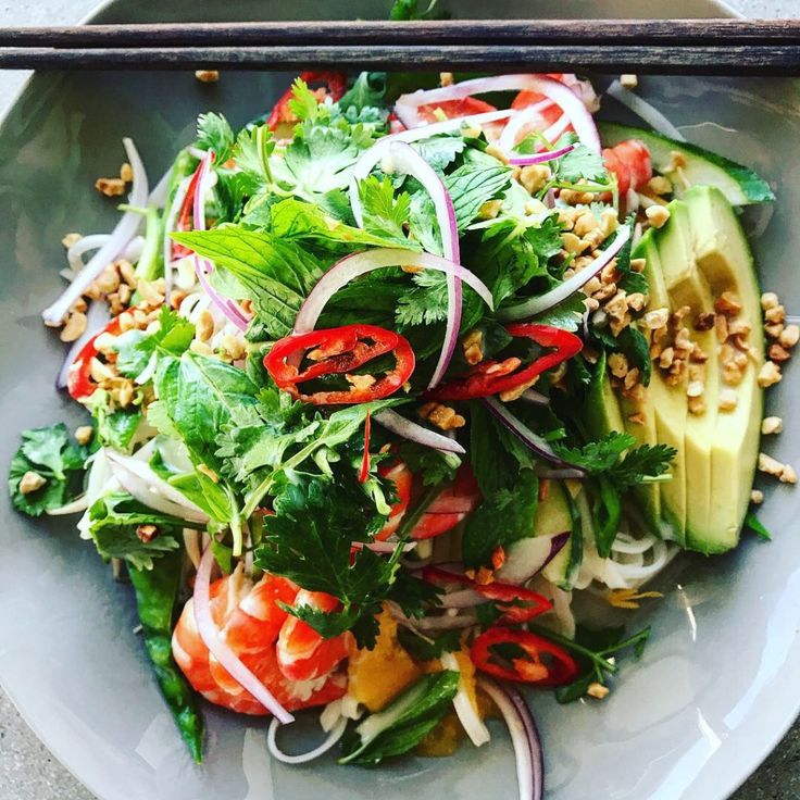 a salad with tomatoes, lettuce, onions and other vegetables on a plate