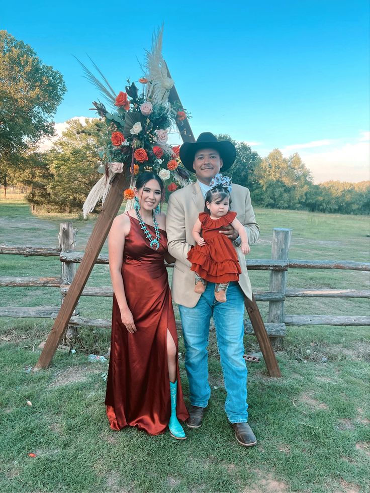 Western wedding family outfit Western Wedding Outfits Guest, Western Wedding Guest Outfit, Western Wedding Guest, Wedding Guess Dress, Lv Dress, Cowgirl Style Outfits, Western Wedding Dresses, Baby Animals Pictures, Western Outfits Women