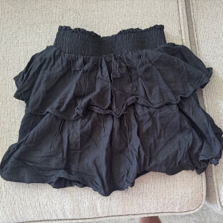 Never Worn Trendy Black Ruffled Mini Skirt, Casual Black Summer Skirt, Black Casual Summer Skirt, Trendy Black Tiered Mini Skirt, Black Casual Mini Skirt For Summer, Black Ruffled Bottoms For Vacation, Trendy Black Mini Skirt With Ruffles, Trendy Black Ruffled Skort, Chic Black Skort With Elastic Waistband