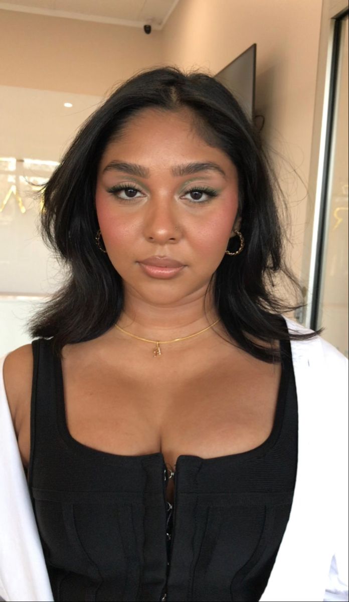 Green sultry eye make up. Sage Green Makeup Look Simple, Green Under Eye Makeup Looks, Wedding Guest Makeup Green Dress, Green Waterline Makeup, Green Makeup Looks Simple, Green Picnic, Green Eyeshadow Look, Purple Makeup Looks, Under Eye Makeup