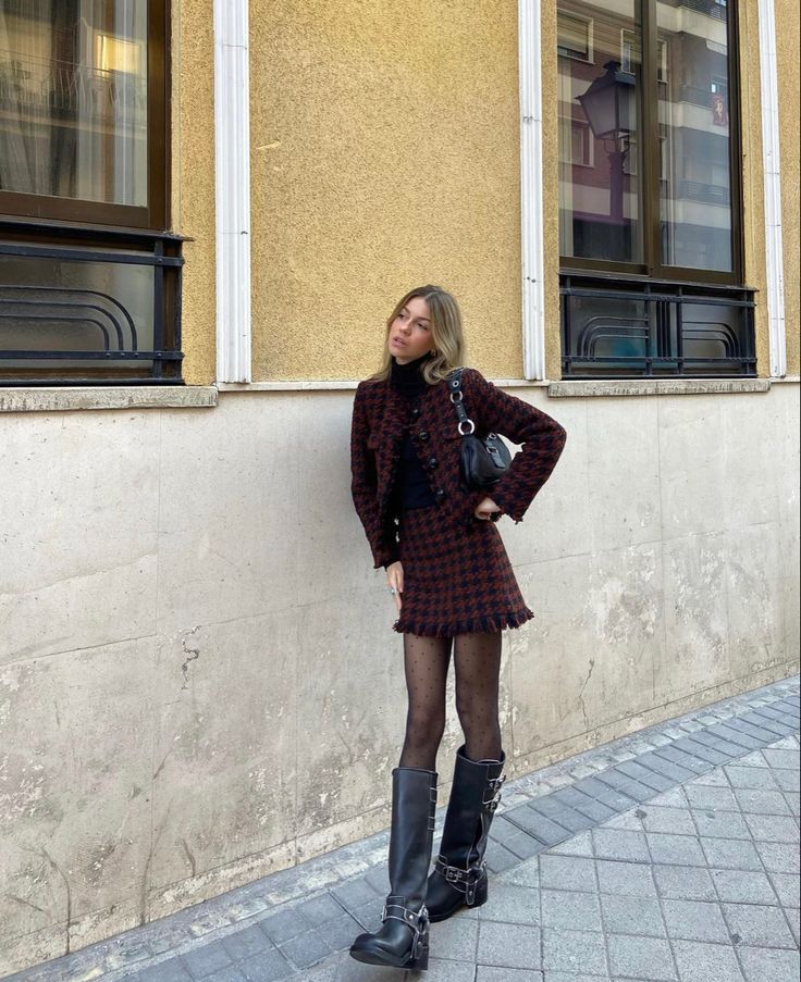 Biker Boots Outfit, Fall Skirt Outfits, Long Denim Skirt Outfit, Stylish Denim Skirt, Dinner Outfit Casual, Winter Boots Outfits, Nyc Outfits, Fall Skirt, Skirt Outfits Fall