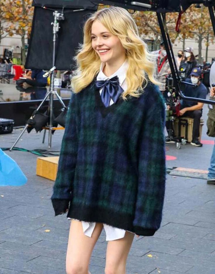 Gossip Girl 2021, Audrey Hope, Estilo Gossip Girl, Emily Alyn Lind, Gossip Girl Reboot, Gossip Girl Outfits, Gossip Girl Fashion, Plaid Sweater, Estilo Preppy