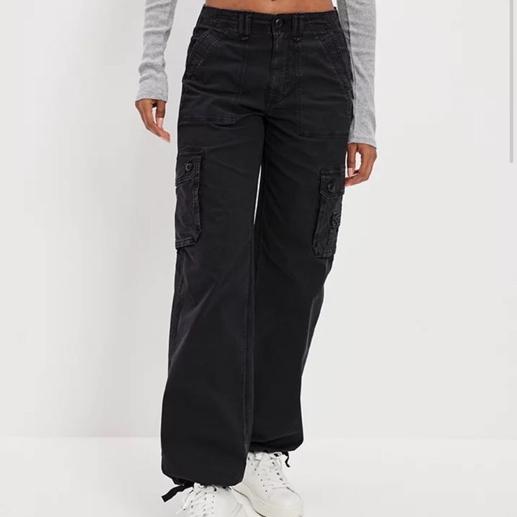 Brand New With Tags. Size 4 Or 27 Black Mom Jeans American Eagle, American Eagle Mom Jeans Black, Women Jogger Pants, Cargo Pants Outfit, Black Cargo Pants, Cargo Joggers, Joggers Womens, Mens Outfitters, American Eagle Jeans