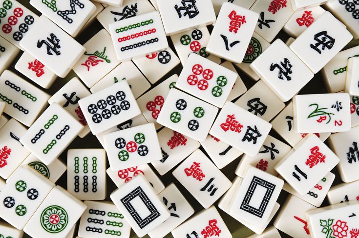 many dices with numbers on them are stacked up in a pile and have chinese writing on them