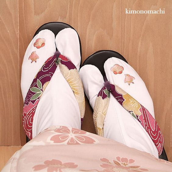 Kimono Shoes, Japanese Footwear, Japanese Style Clothing, Embroidery Kimono, Embroidery Quilting, Korean Hanbok, Japanese Geisha, Mt Fuji, Beautiful Kimonos