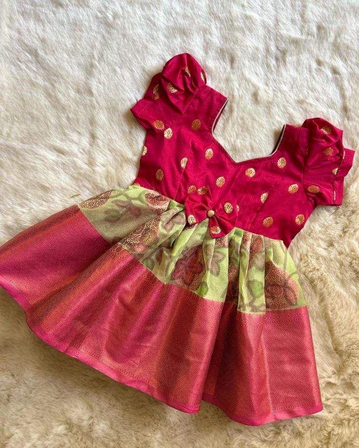 That urge to dress them up all DESI! Kanchi Pink and Nature Green - Pochampalli Designer Silk Ethnic Wear for Baby Girl Instock: 0-3 Years www.babynmeindia.com 🔎POCGREKANFRO Baby Silk Frocks Designs, Traditional Dresses For Baby Girl, Pattu Langa For New Born Baby, Pattu Frocks For Baby Girl, Baby Pattu Frocks Designs, Ethnic Wear For Baby Girl, Baby Girl Dresses Indian, Langa Designs, Kids Designer Outfits