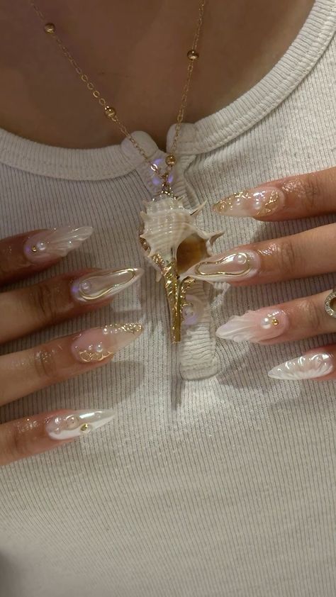 Cute Acrylic White Nails, Nails With Clear Design, Pearls Acrylic Nails, Long Pearl Nails, Nail Designs On Square Nails, Pearl Nails With Gold, White Birthday Nail Ideas, Nails With Pearl Charms, Simple Pearl Nails