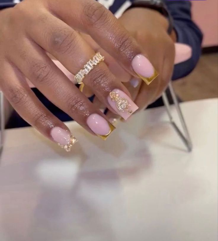 Birthday Nails Pink And Gold, Short Golden Nails, Medium Acrylic Nails With Charms, Green And Gold Nail Designs Short, Short Square Acrylic Nails Gold, Gorgeous Nails Short, Baby Pink And Gold Nails, Birthday Nails Gold, Gold Nails Prom