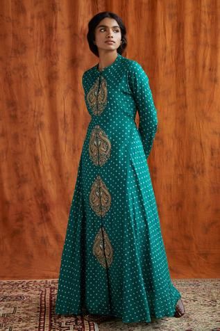 Shop for Pink City Green Silk Bandhani Print Tunic for Women Online at Aza Fashions Bandhani Gown, Bandhani Dress Pattern, Embroidered Peacock, Suits 2023, Peacock Motif, Bandhani Print, Motif Embroidery, Bandhani Dress, Heavy Dresses