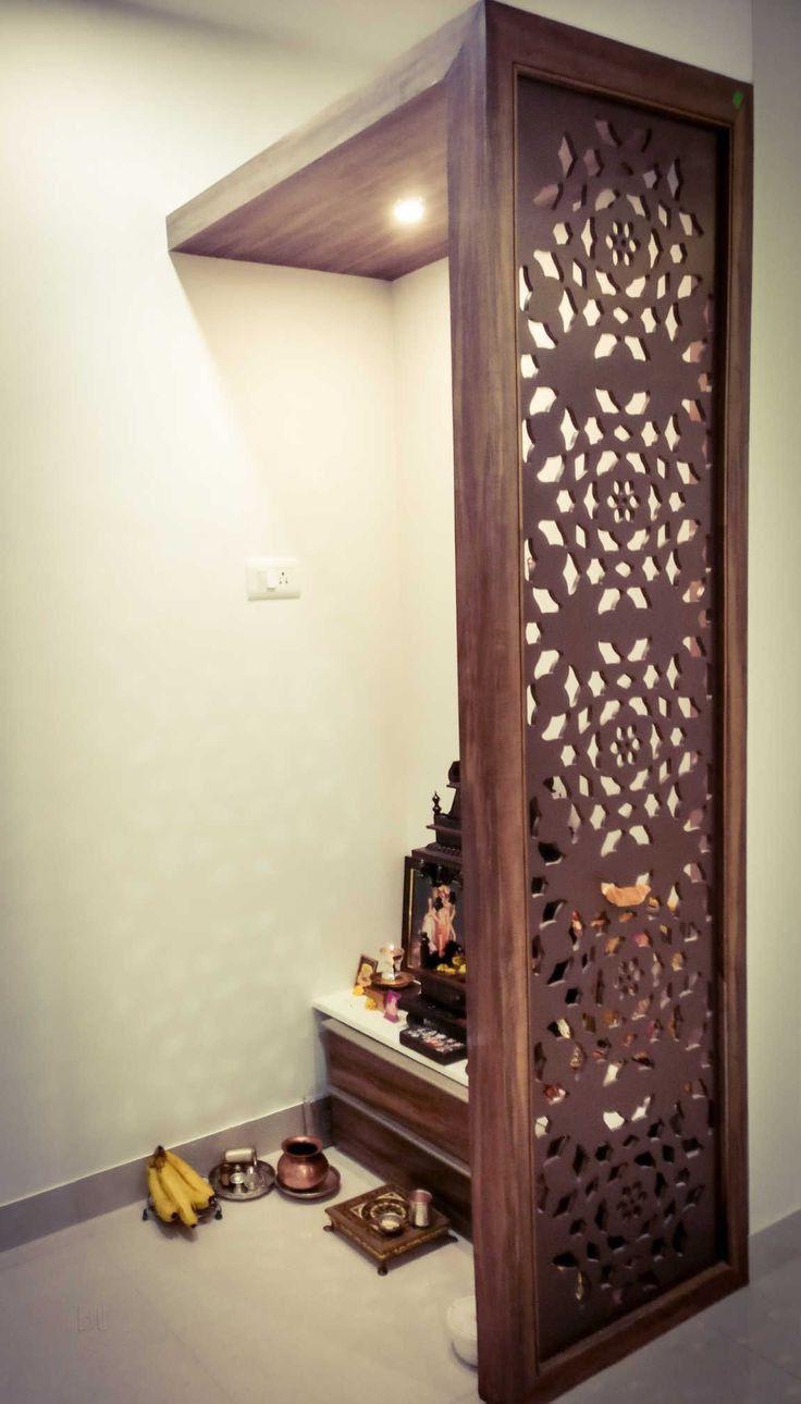 a room divider made out of wood with an intricate design on the top and bottom