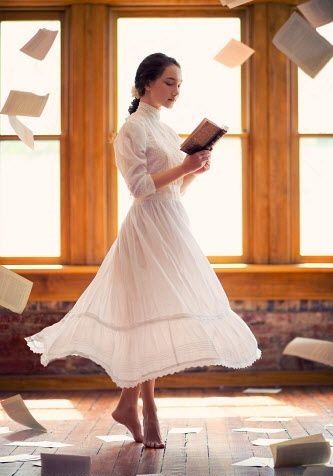 Eu lendo meus livros Book Pose, Books Photography, Historical Women, Woman Reading, Reading A Book, Foto Inspiration, 가을 패션, Mode Vintage, Book Photography