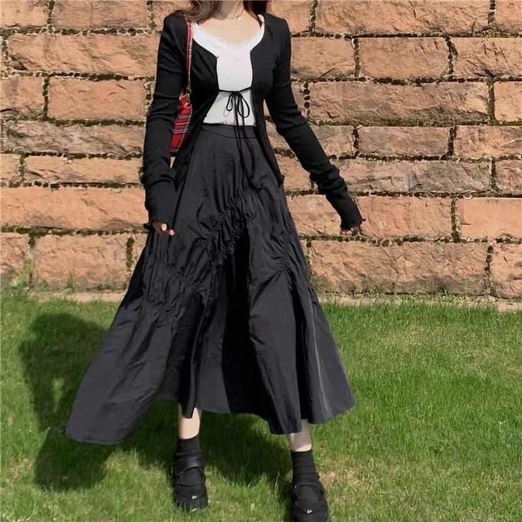 Black Flowy Skirt Outfit, Black Skirt Outfit Aesthetic, Long Skirt Outfits Korean, Black Long Skirt Outfit, Long Skirt Outfits Aesthetic, Long Black Skirt Outfit, Black Maxi Skirt Outfit, Skirt Outfits Aesthetic, Black Skirt Outfits