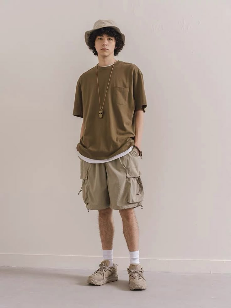 Cargo Shorts Drawing Reference, Japanese Men Summer Fashion, Japanese Mens Fashion Summer, Camp Outfits Men, Japanese Men Summer Outfit, Japan Men Fashion Summer, Japanese Streetwear Summer, Japanese Summer Outfits Men, Farmer Outfits Men