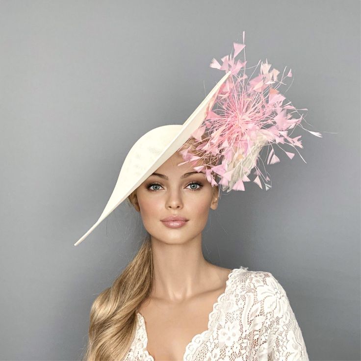 This stunning Ivory wide brim hat, is adorned with a beatutiful  pink feathers spray and a ivory silk flower. This hat is perfect for horse racing like the  Kentucky Derby, Royal Ascot, Breeders Cup, luncheons, High Tea parties, Bridal Showers, wedding guest or any special ocasion. It is mounted on a thin satin cover headband (with silicone ends to prevent a headache) and small comb.  You can choose the side of the head where you like to wear the fascinator. Processing times may vary depending on the month of the year, I update it every week and you can see the estimated delivery date below. All my hats are made to order, due to the nature of them, we are do not accept returns or exchanges. If you have any problem with your order, contact us within 5 days following the reception of your or White Derby Hat, Derby Hats Diy Ideas, Race Day Hats, Hat For Woman, White Fascinator, Hat Cream, Fascinator Wedding, Kentucky Derby Fascinator, Horse Races