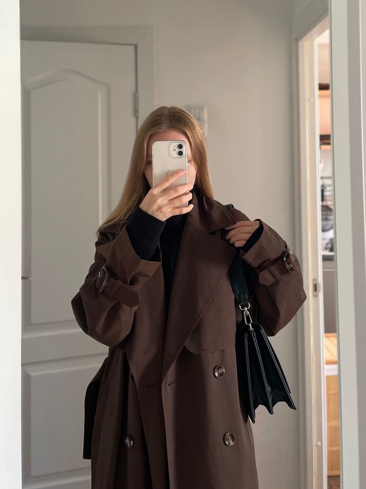 Brown Trench Coat Outfit Winter, Trench Coat Brown Outfit, Brown Trench Coat Outfits, Brown Trench Coat Outfit Women, Brown Trench Outfit, Autumn Outfits Trench Coat, Brown Coat Aesthetic, Dark Brown Trench Coat Outfit, Trench Coat Outfit Hijab