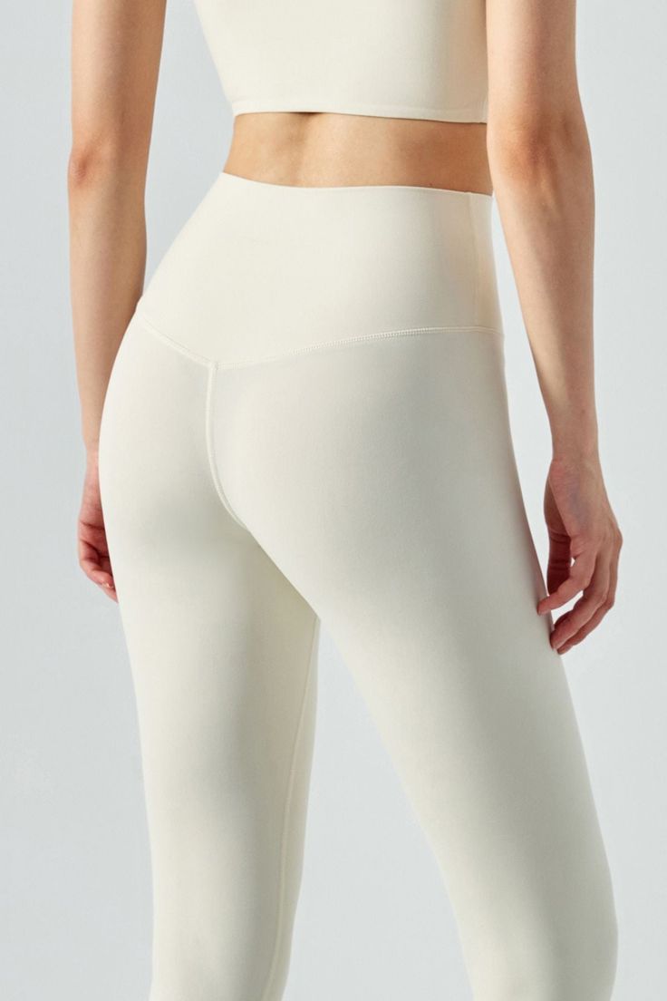 Doté d'un design sans couture et d'une grande amplitude de mouvement, ce pantalon d'entraînement est si doux, si flatteur et si confortable. Les leggings doux comme du beurre s'adaptent comme une seconde peau et offrent suffisamment de soutien et de couverture pour que je puisse les porter pour tout, de la levée de poids à l'enseignement du yoga.
Occasion : yoga, pilates, gym, fitness, course à pied ou quotidien.
Caractéristiques:


Style: design sans couture


Détail:taille haute, unepoche diss Functional Solid Leggings With Comfort Waistband, Functional Solid Color Leggings With Comfort Waistband, High Waist Leggings With Comfort Waistband, High Waist Leggings With Comfort Waistband For Athleisure, Comfort Waistband 4-way Stretch Leggings, Solid Leggings With Comfort Waistband And 4-way Stretch, Solid Color Leggings With 4-way Stretch And Comfort Waistband, Mid-rise Leggings With Comfort Waistband For Workout, Solid Color Gym Leggings With Comfort Waistband