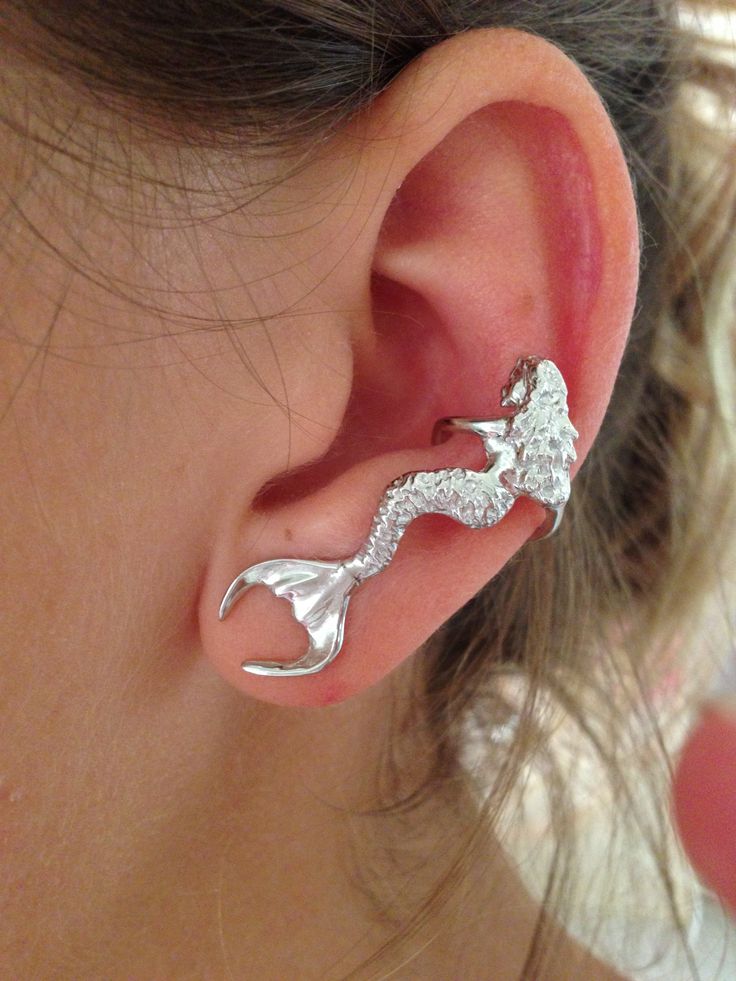 Mermaid ear cuff Mermaid Jewelry, Mermaid Life, Dope Jewelry, Funky Jewelry, Jewelry Lookbook, Ear Cuffs, A Mermaid, Dream Jewelry, Jewelry Inspo