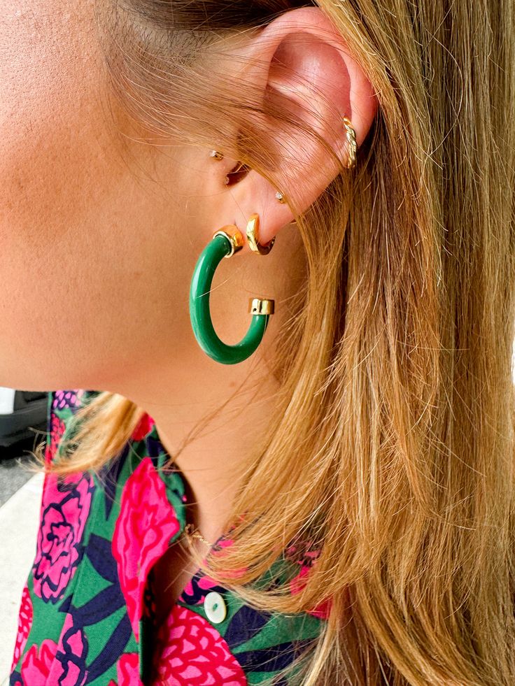 Elevate your style with our mini 1-inch Hoo Hoops Minis-Kelly Green! These lightweight and colorful earrings are sure to make a statement, adding a pop of personality to any outfit. Crafted in Nashville by women-owned fashion jewelry brand Hoo Hoops, these hoops are comfy enough for all-day wear. Hoo yeah! Trendy Hoop Clip-on Earrings, Trendy Single Hoop Earring For Summer, Trendy Everyday Drop Clip-on Earrings, Trendy Everyday Clip-on Drop Earrings, Trendy Green Drop Earrings, Chic Green Jewelry For Spring, Chic Green Spring Jewelry, Trendy Everyday Hoop Clip-on Earrings, Trendy Adjustable Drop Clip-on Earrings