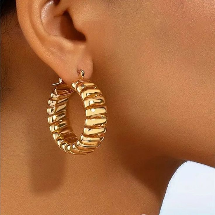 Brand New Women's Chunky Gold Scalloped Hoop Earrings Genuine 14k Gold Plated Sterling Silver 1.25" Tall 1.5" Thick Comfortable & Lightweight Retail Price $295 Buy With Confidence From A Trusted Seller With A 99%+ Feedback Rating! A0176 (Id-502-) Trendy Chunky Hoop Jewelry, Gold Hoop Huggie Earrings For Party, Chunky Hoop Huggie Earrings, Elegant Chunky Hoop Earrings As Gift, Elegant Chunky Hoop Earrings For Gift, Chunky Metal Hoop Earrings Modern Style, Elegant Chunky Round Hoop Earrings, Modern Chunky Metal Hoop Earrings, Chic Chunky Hoop Jewelry