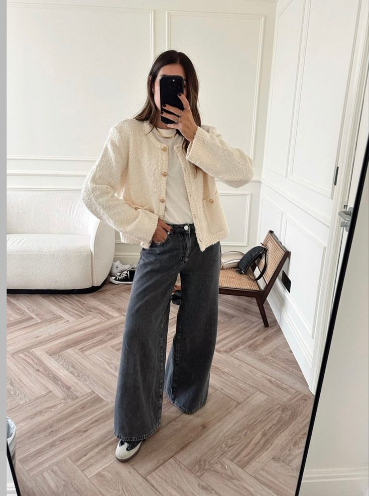 Wide Leg Black Jeans Outfit, Outfit Wide Leg Jeans, Wide Leg Jeans Winter, Wide Jeans Outfit, Cardigan Chanel, Outfit Wide Leg, Wide Leg Jeans Outfits, Jeans And Sneakers Outfit, Wide Leg Black Jeans