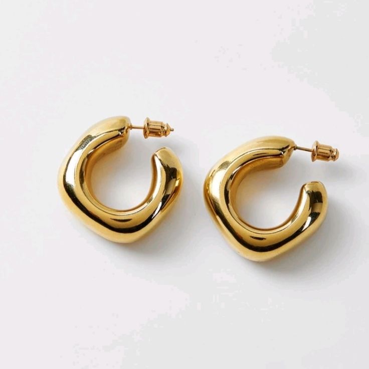 New Hoop Earrings, 1 Inch Wide. Color Yellow Gold. Comes With A Box. Modern Metal Hoop Earrings For Everyday, Modern Metal Hoop Earrings For Everyday Wear, Modern Metal Hoop Earrings As Gift, Silver Cuff Ring, Chunky Gold Hoop Earrings, Cute Gifts For Her, Chunky Hoop Earrings, Chunky Jewelry, Heart Dangle Earrings