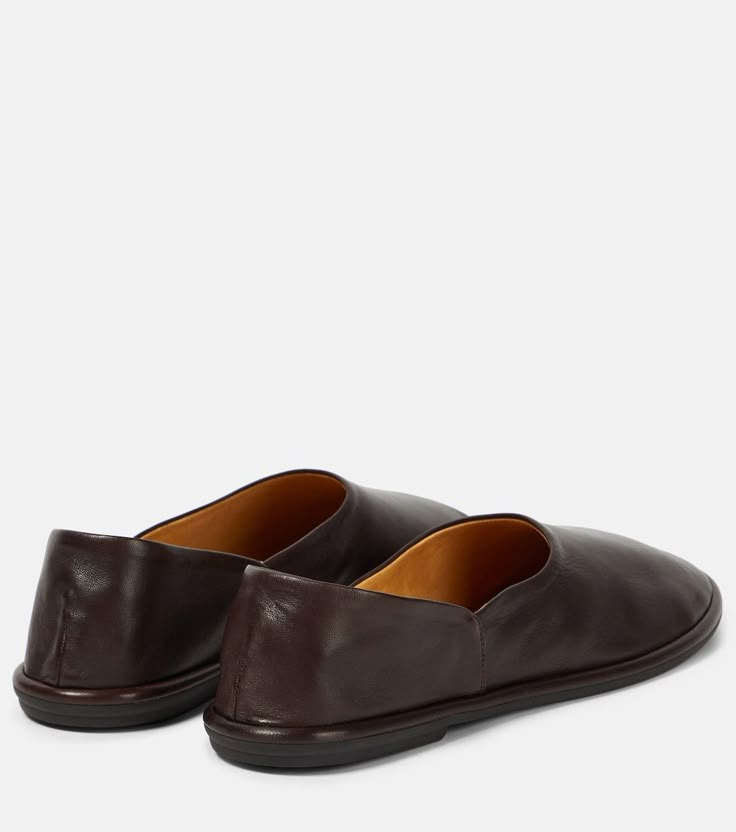 Canal leather flats in brown - The Row | Mytheresa Pearl Diver, Ugly Fashion, Slides Outfit, Brown Leather Flats, Mens Fashion Classic, Shoes Outfit, Leather Slippers, Leather Flats, Color Name