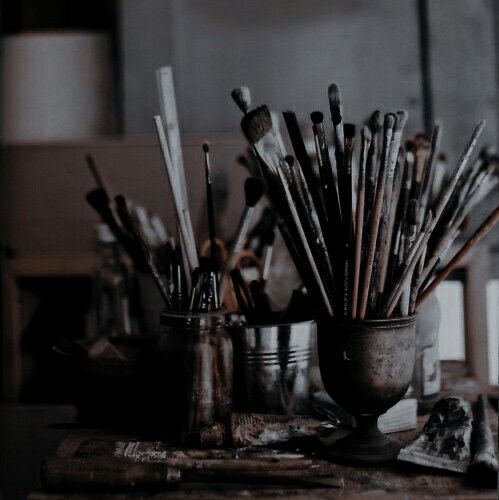 there are many brushes in the cup on the table