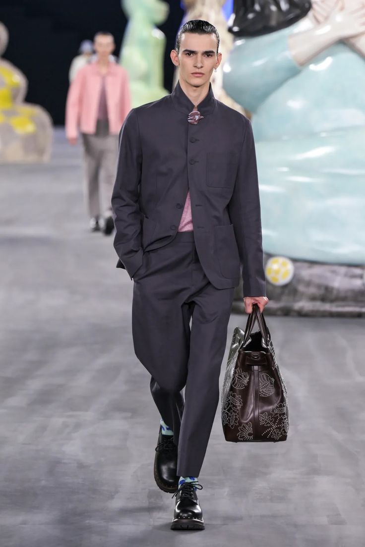 Dior Men Spring 2025 Men’s Runway, Fashion Show & Collection Review [PHOTOS] Mens Runway Fashion, Paris Fashion Week Men, Dior Men, Show Collection, Men Spring, Jessica Chastain, June 2024, Mens Spring, Fashion Show Collection