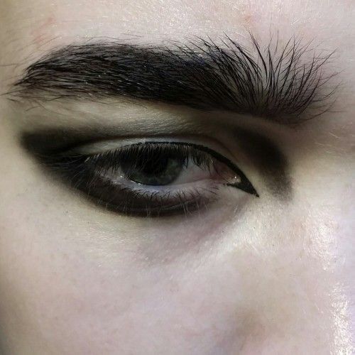 Tradgoth Makeup Men, Male Trad Goth Makeup, Goth Makeup Masculine, Goth Guy Makeup, Trad Goth Makeup Men, Masculine Goth Makeup, Male Eyeliner, Emery Core, Traditional Goth Makeup