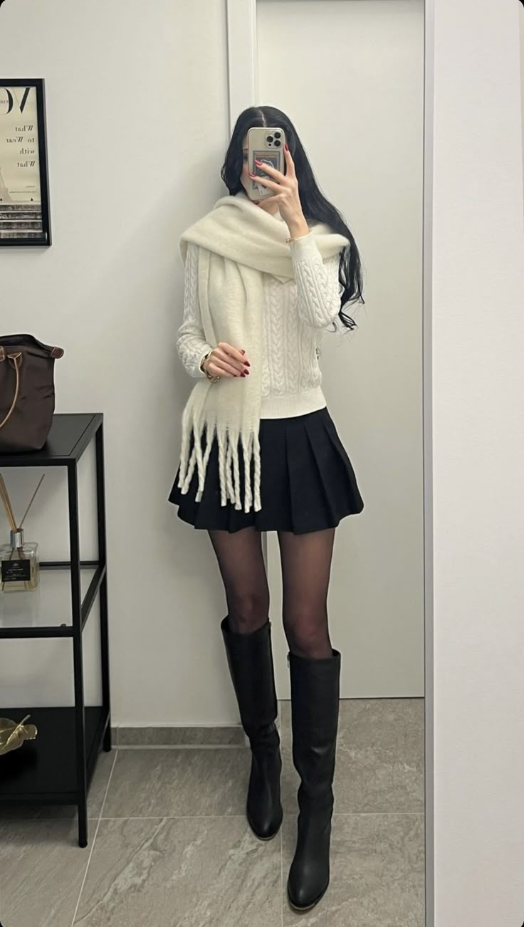 A Line Skirt Outfits Winter, Soft Dark Aesthetic Outfits, Old Money Outfits Asthetics, Cool School Outfits, A Line Skirt Outfits, Rok Mini, Skirt Outfits Fall, Skandinavian Fashion, Chique Outfits