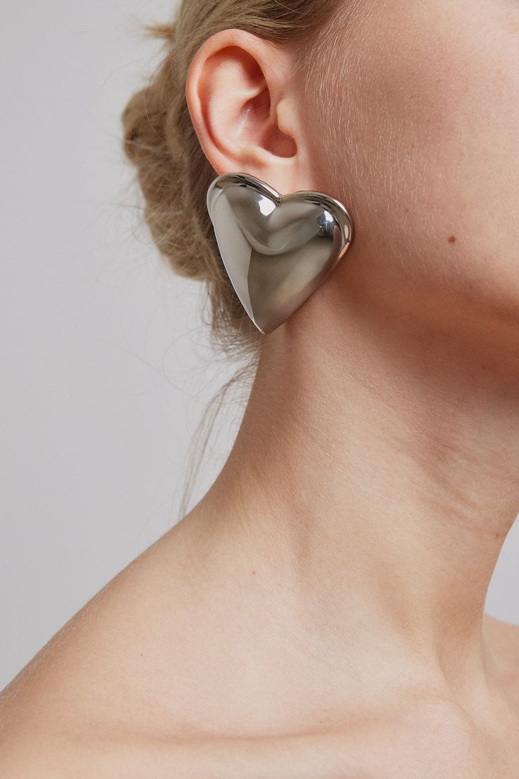 Silver pleated earrings from Alaïa. The Bombe earrings are made of brass.Material: BrassMade in Italy Handmade Clay, Brass Material, Clay Earrings, Silver Earrings, In Italy, Brass, Italy, Silver