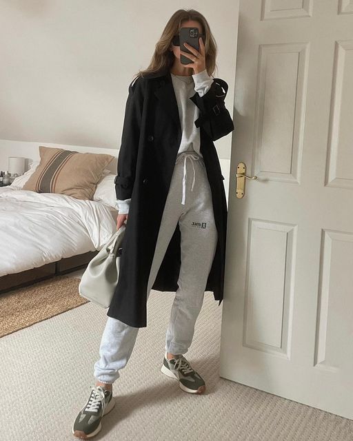 AMY WARD | Fashion & Styling on Instagram: "One of those Mondays where comfort comes first ☁️ Trench @cubic_original Tracksuit @staxofficial_ Bag @polene_paris Trainers @marksandspencer @marksandspencerstyle *contains PR" Gray Tracksuit Outfit, Womens Tracksuit Outfit, Tracksuit Outfit Women, Amy Ward, Grey Tracksuit, Tracksuit Outfit, Fashion Styling, Outfit Women, Tracksuit Women