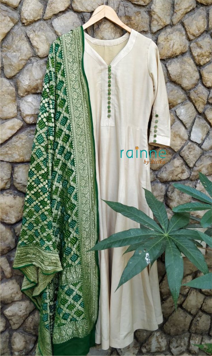 Bandhani Dupatta With Dress, Dresses With Bandhani Dupatta, Bandhni Dupatta Dress, Bandhani Duppata Dress, Bandhini Kurta Designs, Ajrakh Duppata, Bandhani Dupatta Outfit, Bandhani Dupatta Dress, Bandhani Dupatta Suits