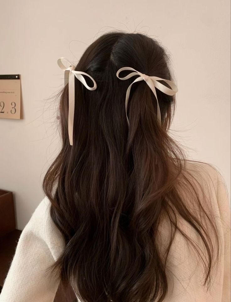 Vlasové Trendy, Bow Hairstyle, Ribbon Hairstyle, Hair Stylies, Ribbon Hair, Dream Hair, Hairstyles For School, Aesthetic Hair, العناية بالشعر