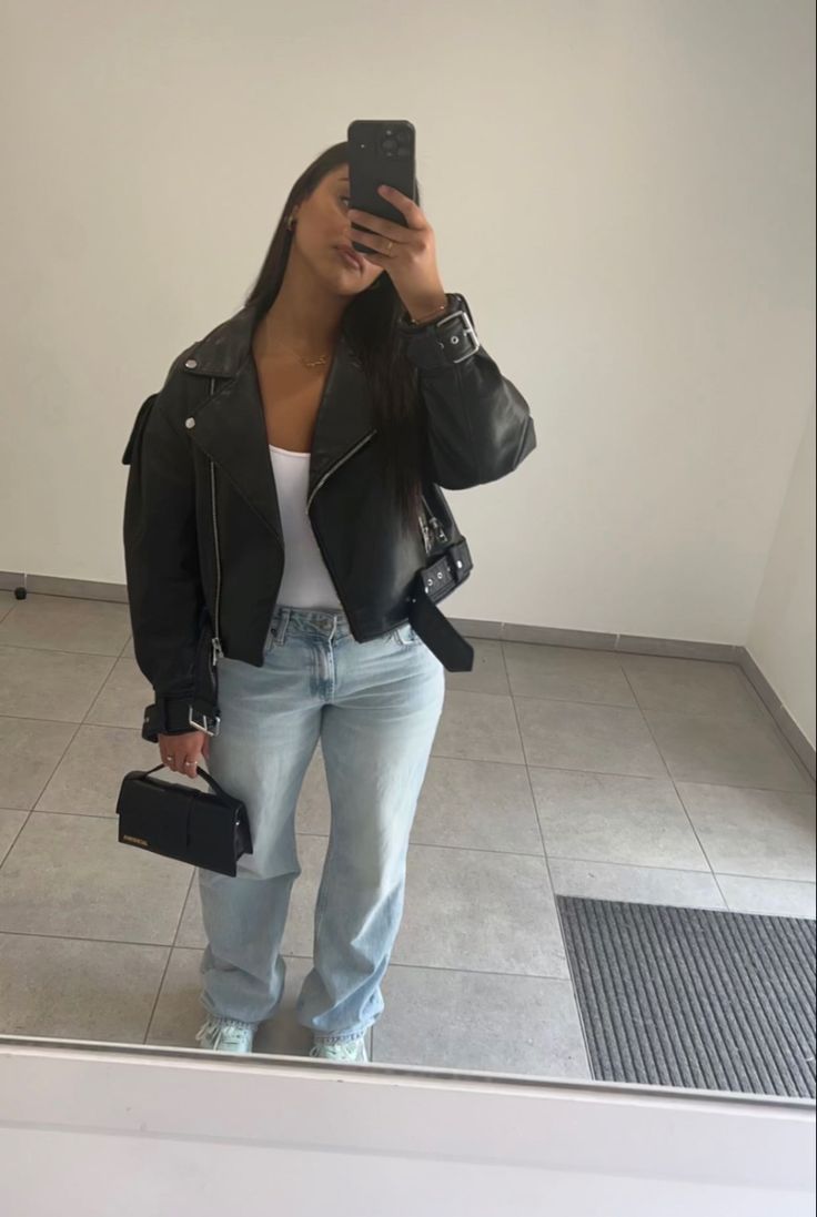 Black Zara Jacket Outfit, Jeans Airport Outfit, Zara Leather Jacket Outfit, Lente Outfit, New Era Outfit, Black Leather Jacket Outfit, Straight Jeans Outfit, Street Style Outfits Casual, Zara Leather Jacket