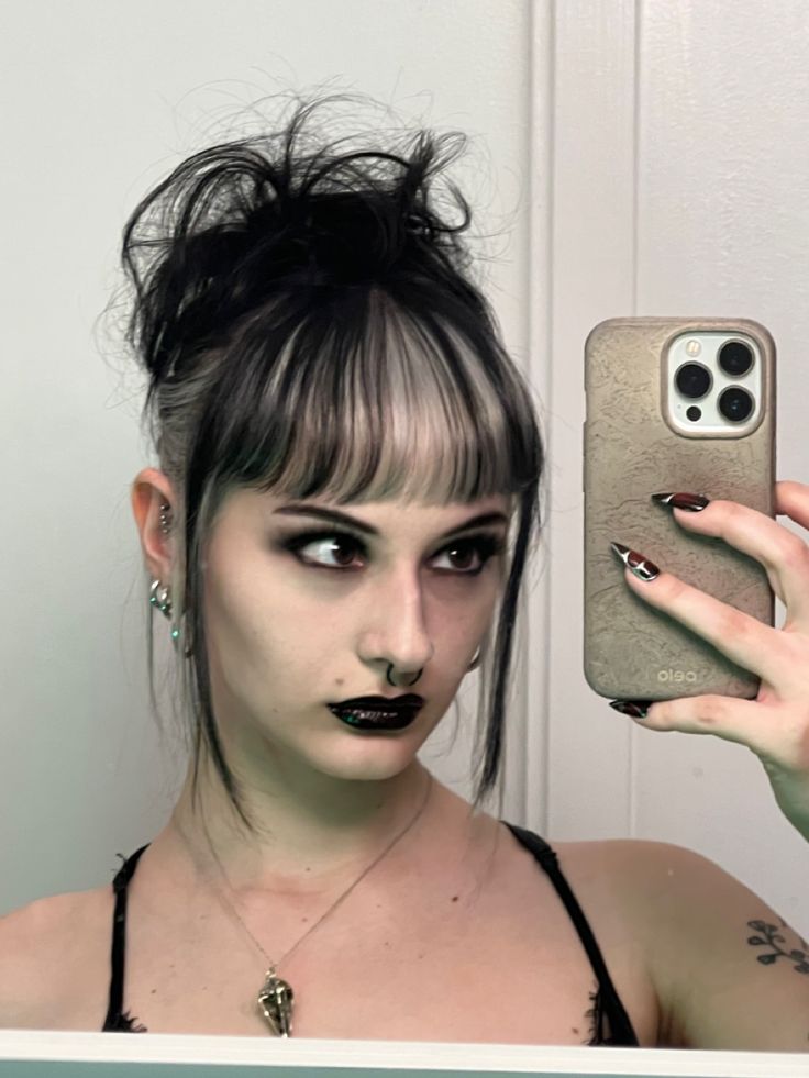 Goth hair style, split dye, goth bangs, 90s hair Alternative Hair Bangs, Goth Hair Short, Goth Bangs Short Hair, Goth Micro Bangs, Short Hair Goth, Goth Hair Dye Ideas, Alt Hair Bangs, Short Hair Split Dye, Alternative Bangs