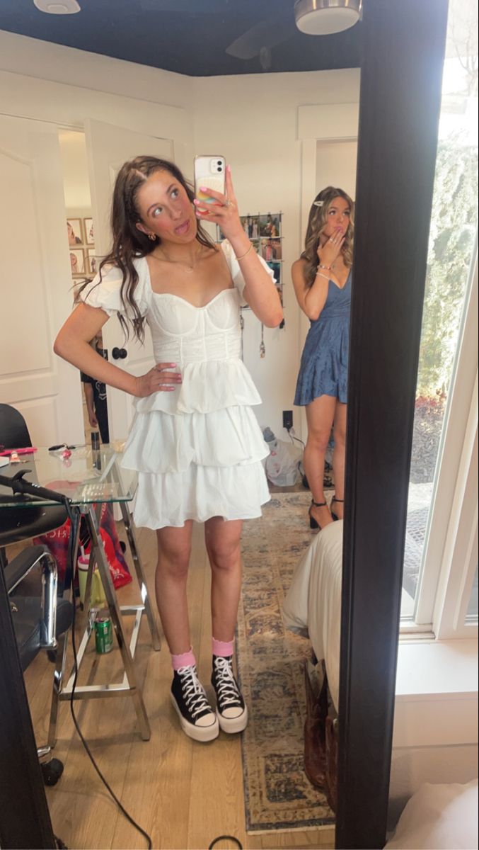 white mini dress Cute Dresses With Converse, Converse Graduation Outfit, Black Converse With Dress, Homecoming Dress With Converse, Hoco Dress With Converse, Converse Heels Outfit, Dress And Converse Outfit, 6th Grade Graduation Dresses, Converse With Dress