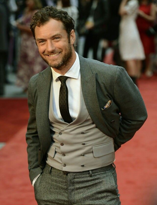 Jude Law Terno Slim Fit, A Man In A Suit, Man In A Suit, Outfit 2020, Jude Law, Green Suit, Sharp Dressed Man, Well Dressed Men, Gentleman Style