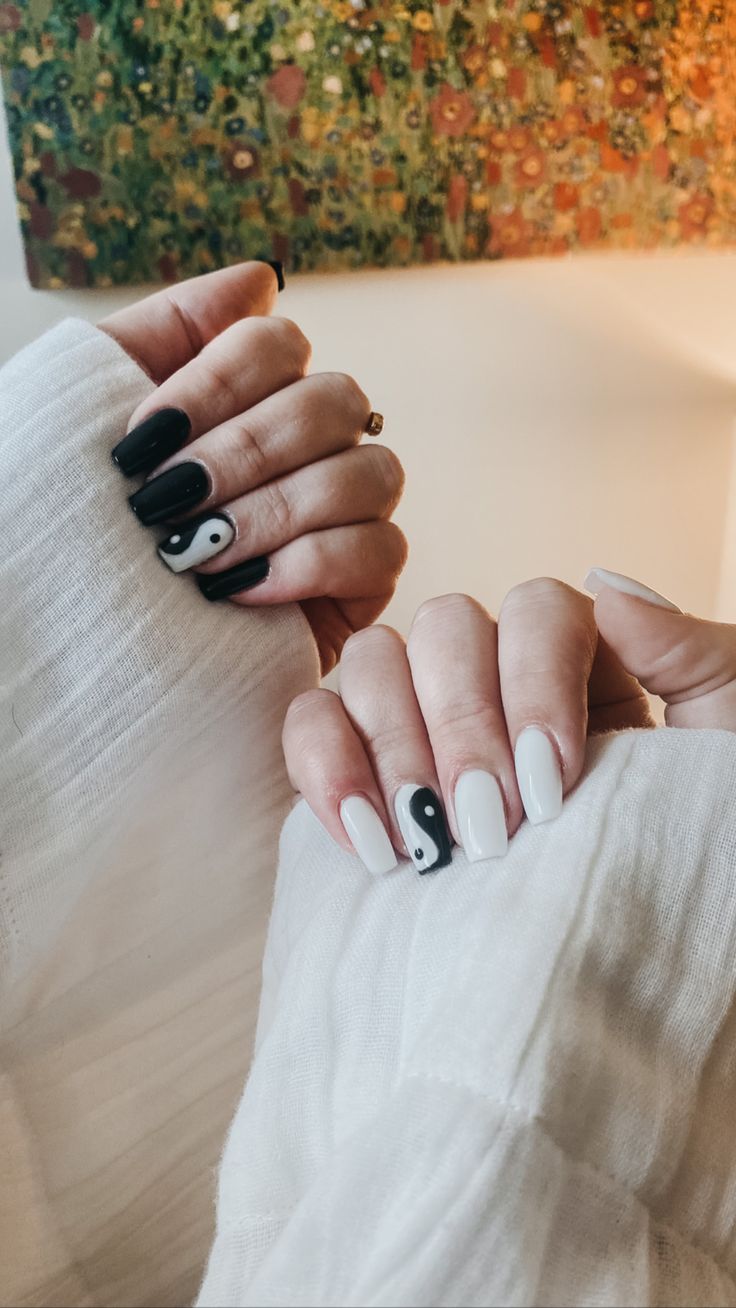 Black Nails Short, Ying Yang Nails, White Short Nails, Black And White Nail, Black And White Nail Designs, Black Gel Nails, Black And White Nail Art, White Gel Nails, Short Gel Nails