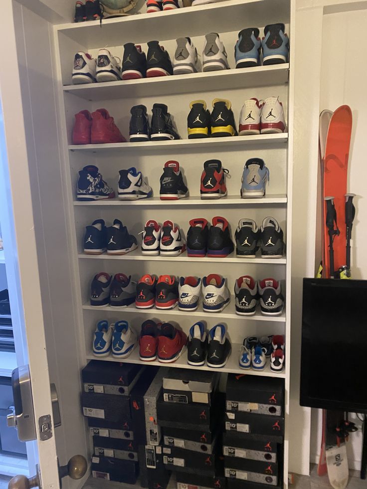 jordans sneaker head jordan4 jordan3 sneakers nike shoecollection Jordan Shoe Collection Display, Mode Tennis, Shoe Case, Shoe Rack Room, Stylish Room Decor, Sneakerhead Room, Sneaker Closet, Jordan Shoe, Shoes Wallpaper