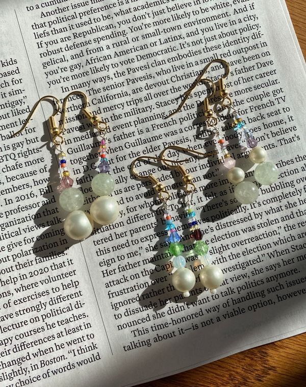 Cute Homemade Earrings, Homemade Earrings Beads, Diy Earring Inspiration, Earing Making Ideas Beads, Beaded Earrings Aesthetic, Homemade Earrings Ideas, Bead Earrings Diy, Cute Beaded Earrings, Simple Beaded Earrings